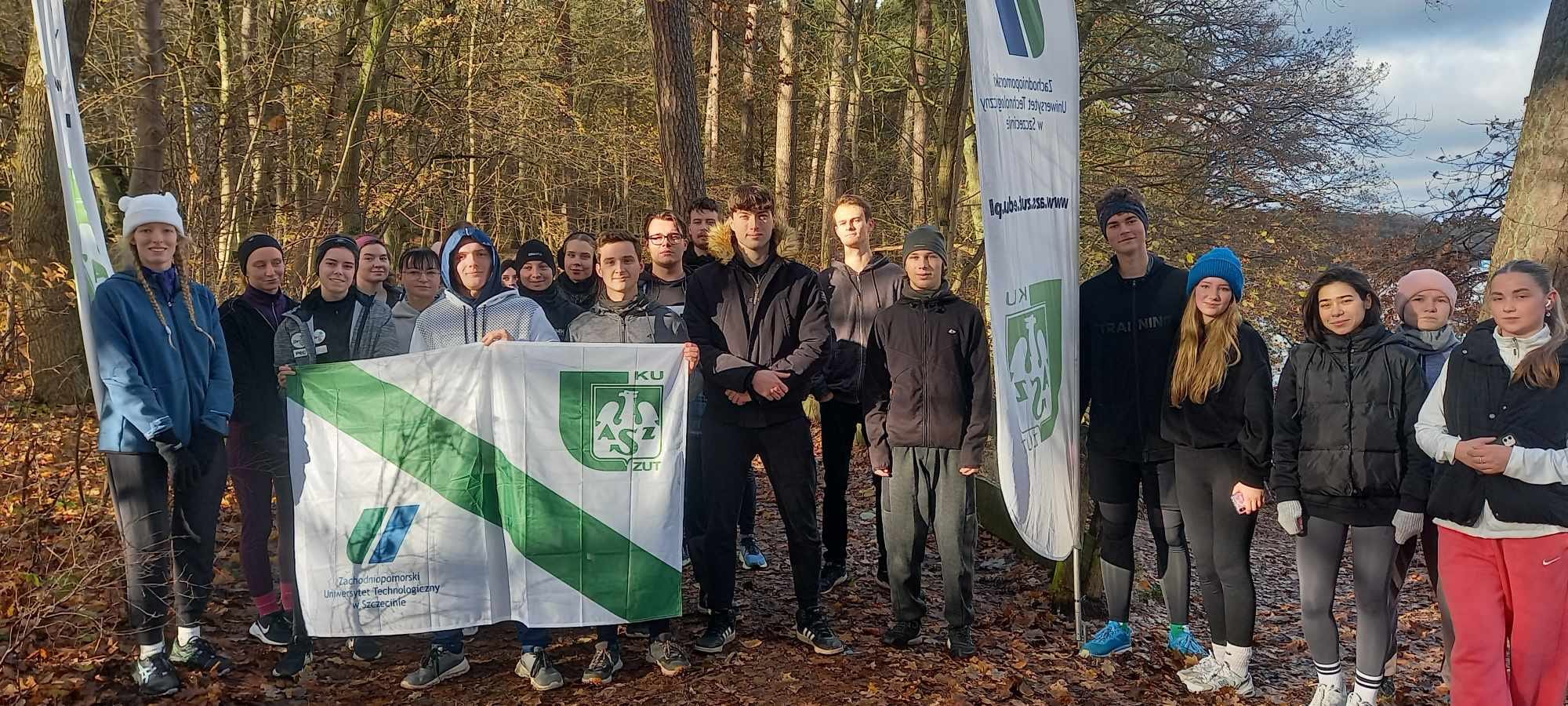 Studenci na zdjęciu, trzymają sztandar ASZ ZUT