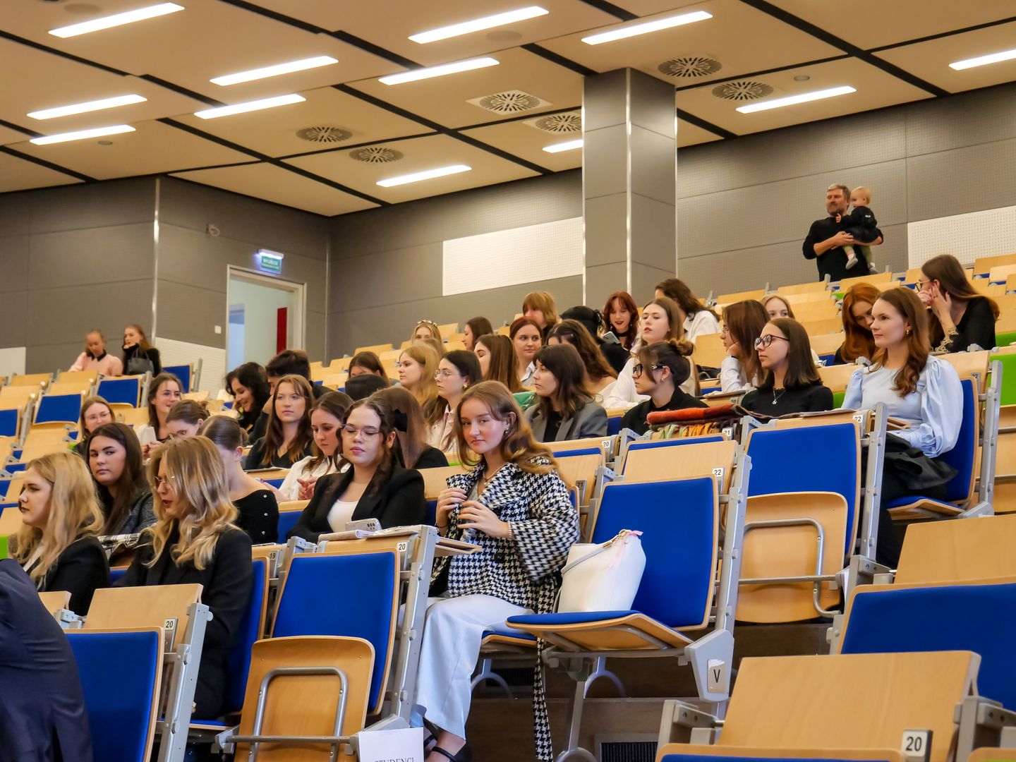 Zdjęcie studentów pierwszego roku na Auli