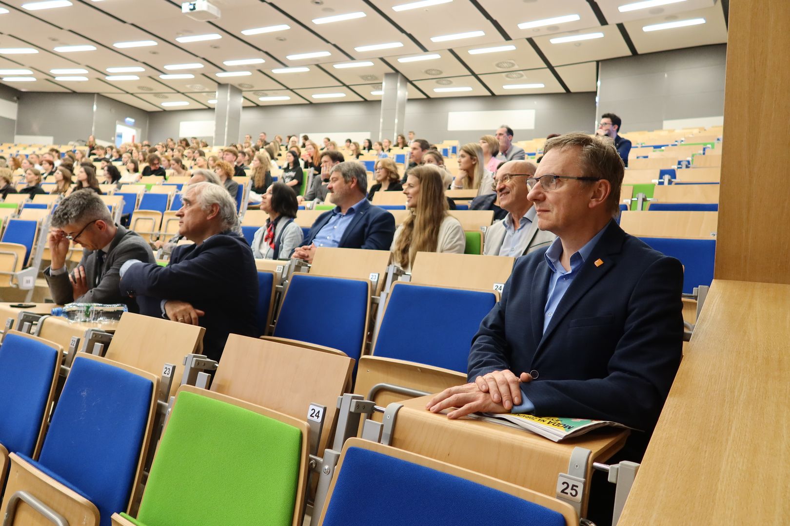 Wykładowcy oraz studenci na sali