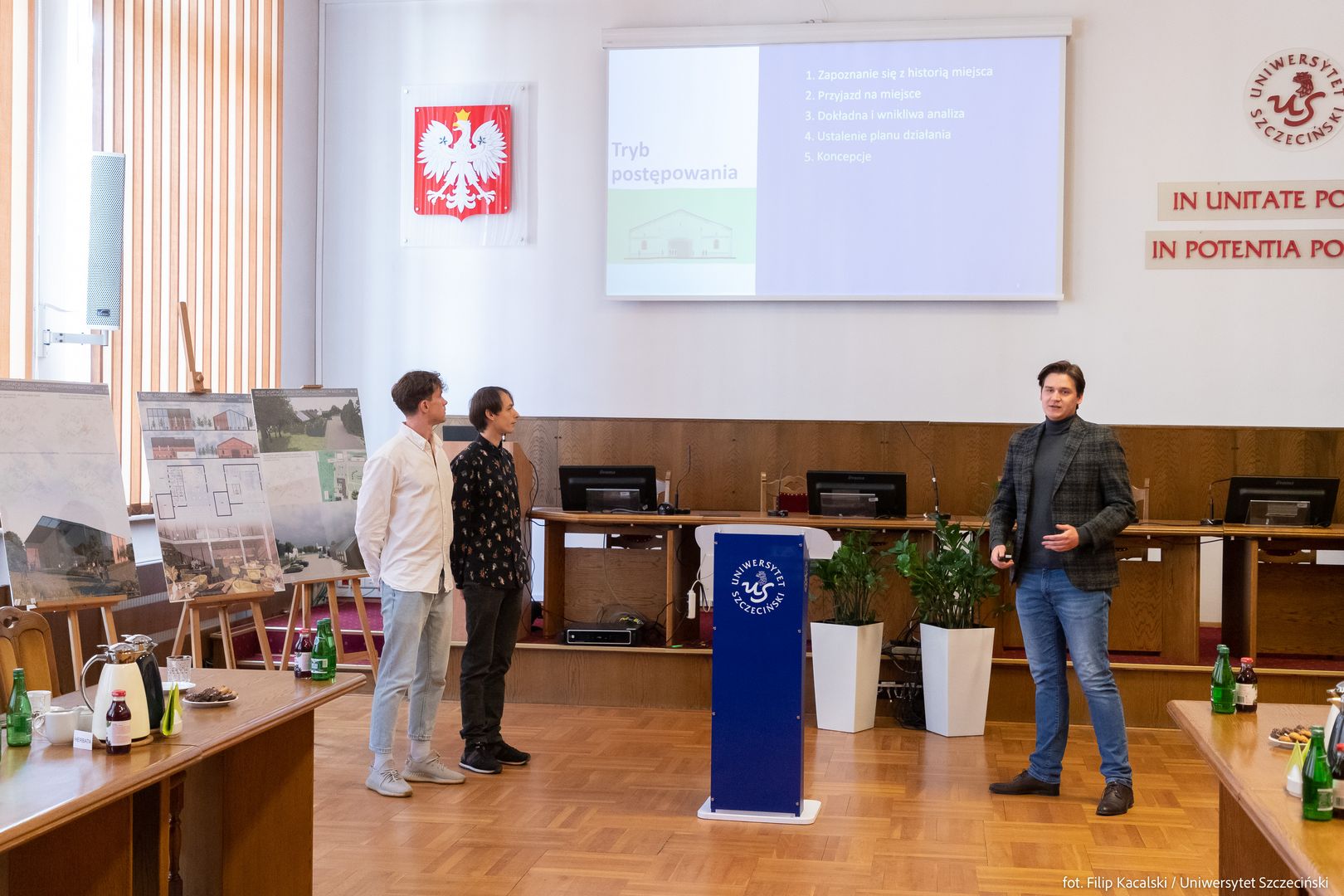 Studenci z planszami projektów, prezentacja