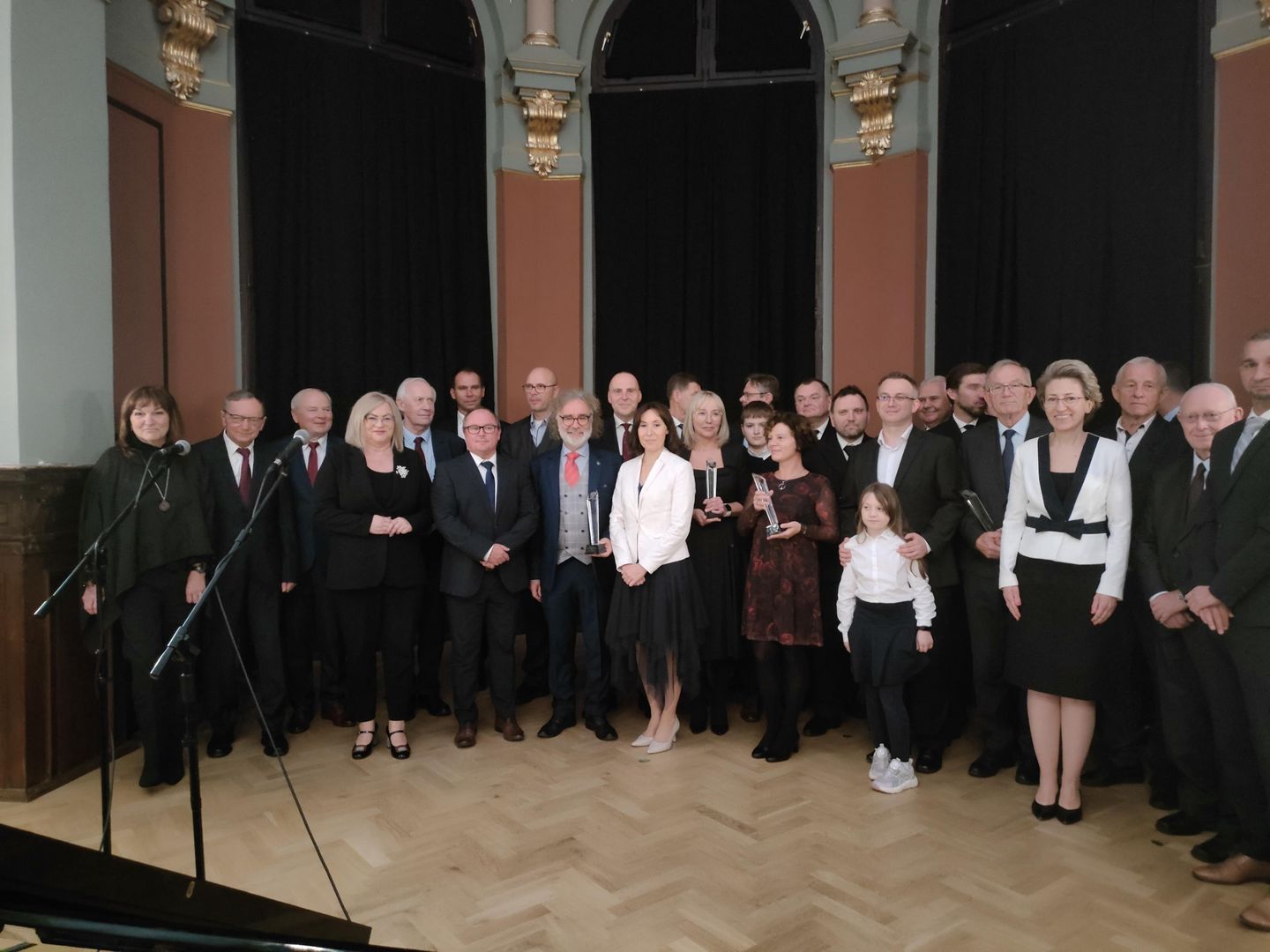 Wspólne zdjęcie gości i laureatów